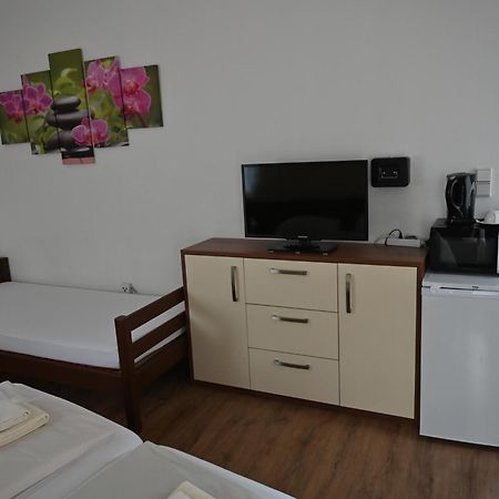 Pension Haus Nova Wiener Neustadt Bagian luar foto