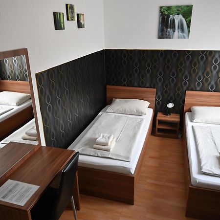 Pension Haus Nova Wiener Neustadt Bagian luar foto