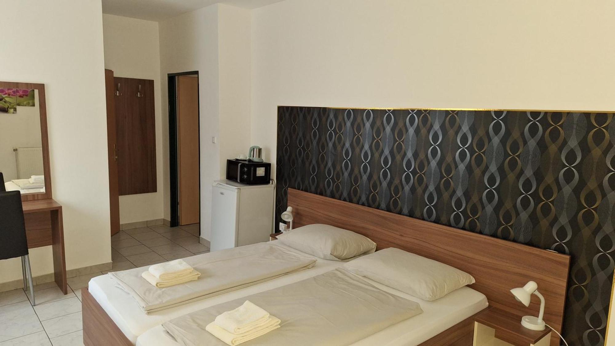 Pension Haus Nova Wiener Neustadt Bagian luar foto