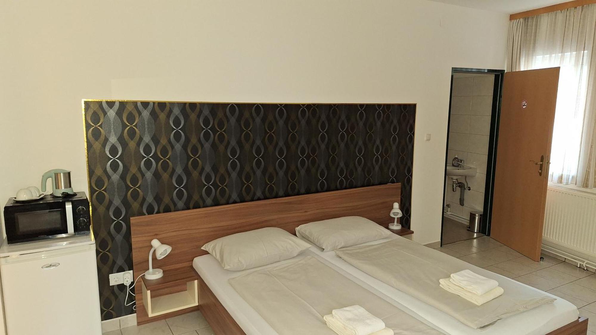 Pension Haus Nova Wiener Neustadt Bagian luar foto