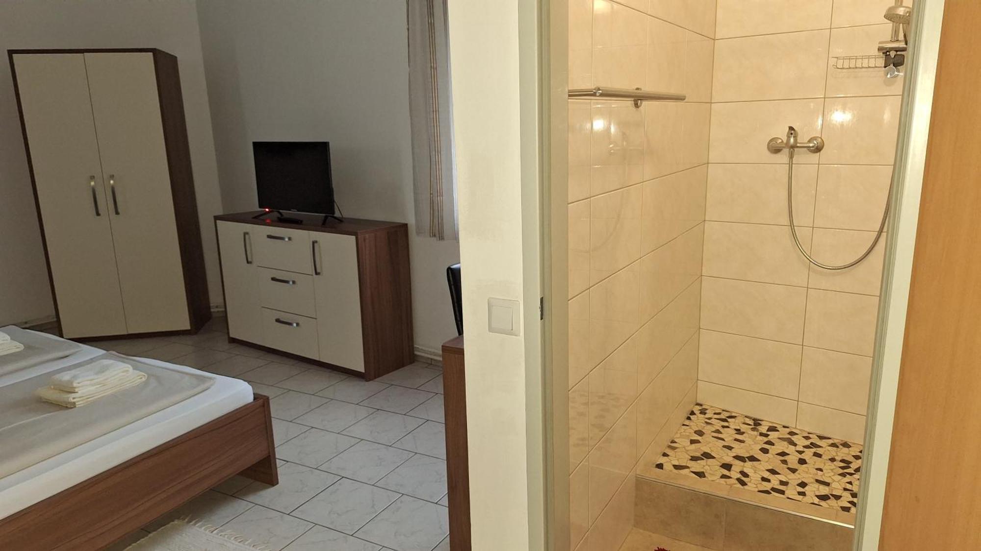 Pension Haus Nova Wiener Neustadt Bagian luar foto