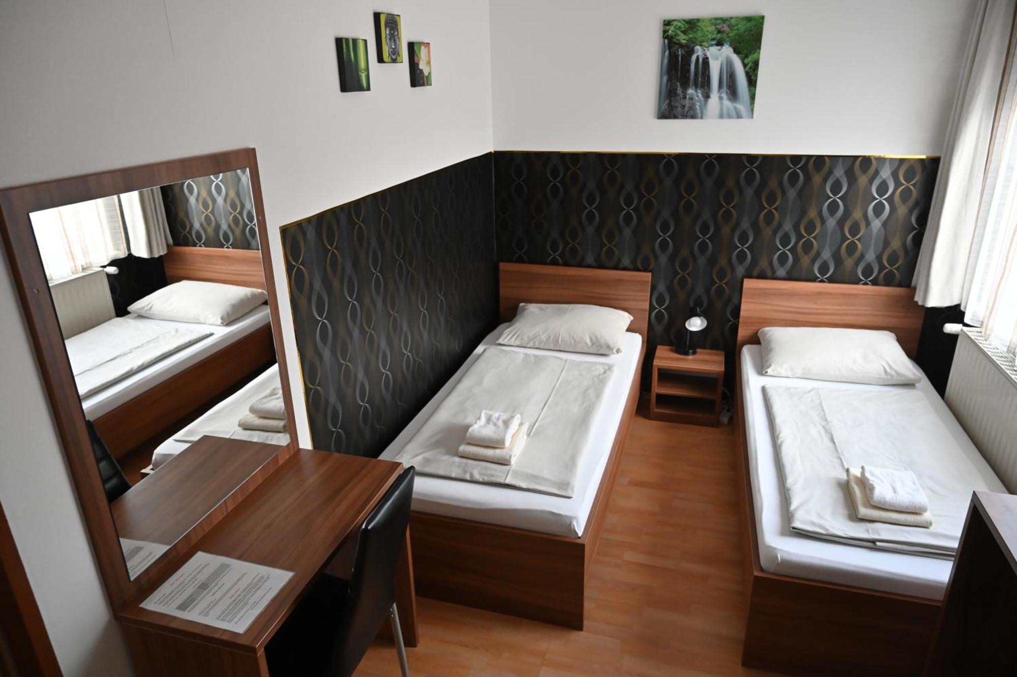 Pension Haus Nova Wiener Neustadt Bagian luar foto