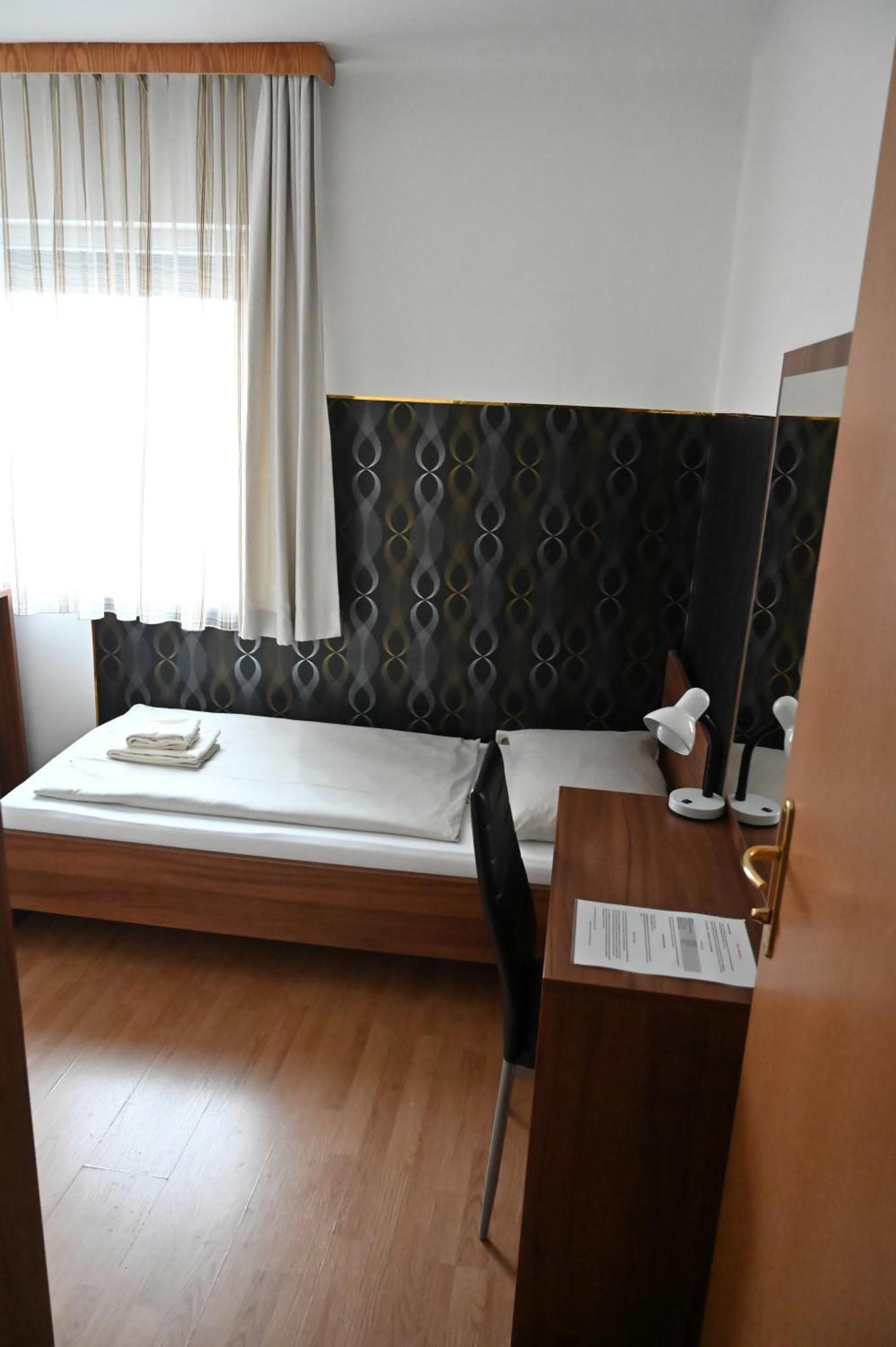 Pension Haus Nova Wiener Neustadt Bagian luar foto