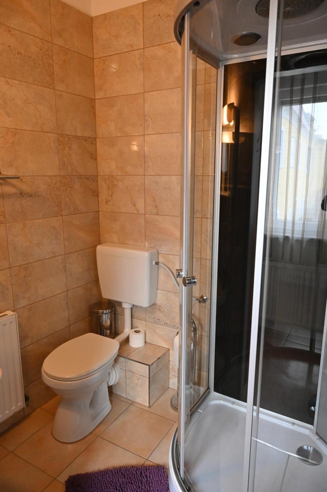 Pension Haus Nova Wiener Neustadt Bagian luar foto
