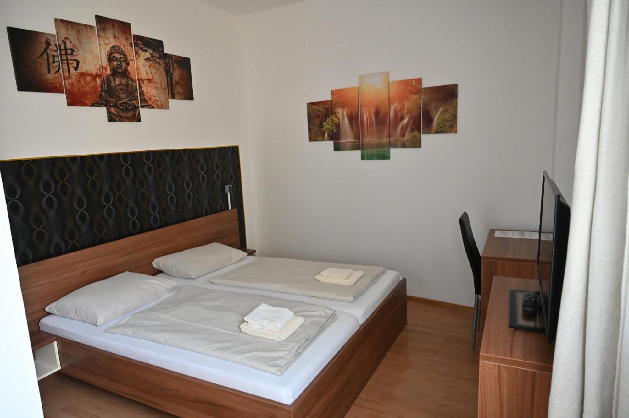 Pension Haus Nova Wiener Neustadt Bagian luar foto