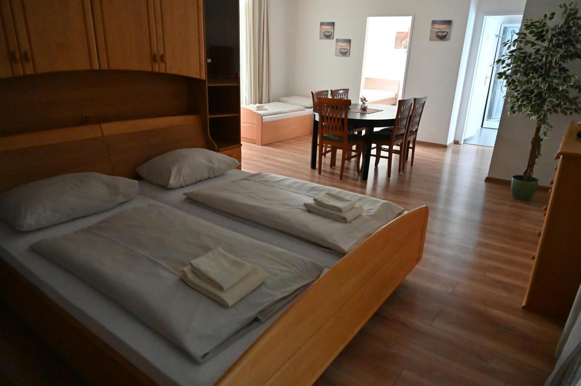 Pension Haus Nova Wiener Neustadt Bagian luar foto