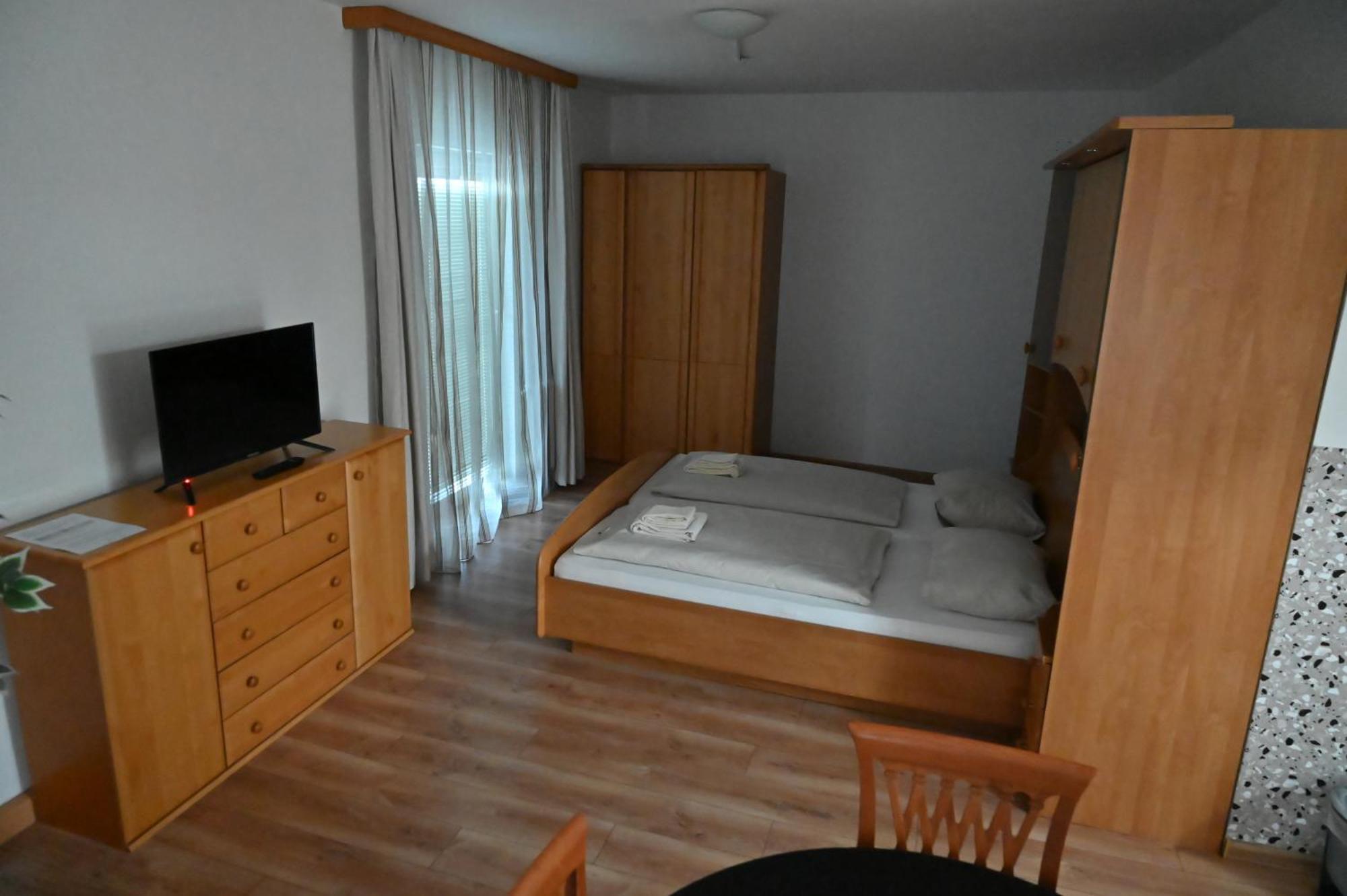 Pension Haus Nova Wiener Neustadt Bagian luar foto