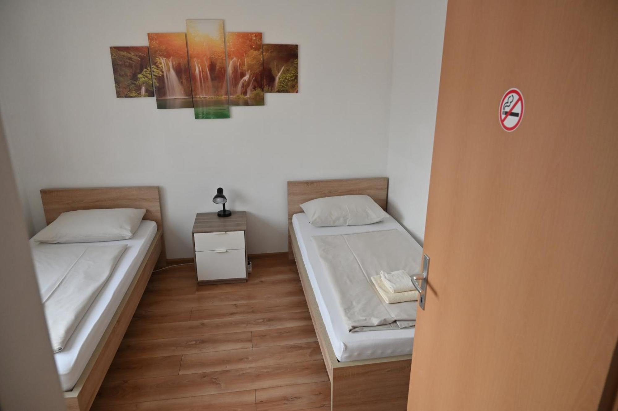 Pension Haus Nova Wiener Neustadt Bagian luar foto