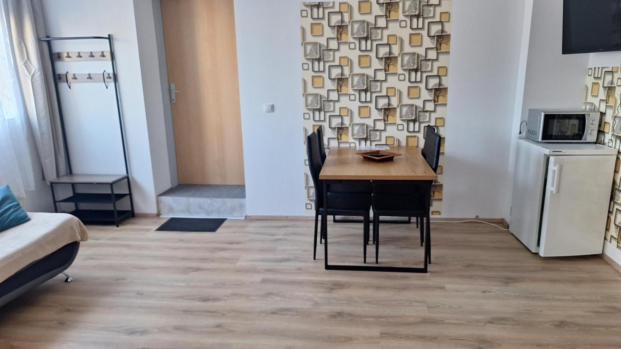 Pension Haus Nova Wiener Neustadt Bagian luar foto