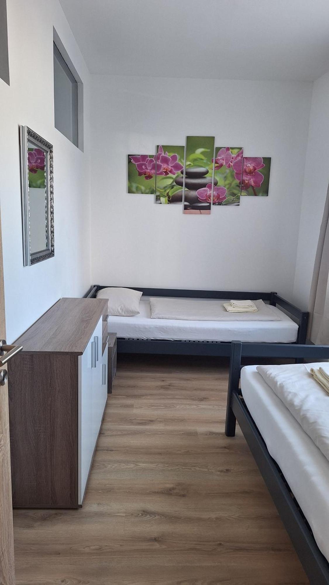 Pension Haus Nova Wiener Neustadt Bagian luar foto